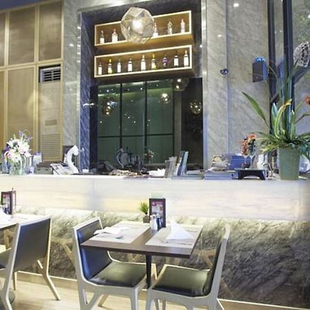 V Residence Serviced Apartment Bangkok Exteriör bild
