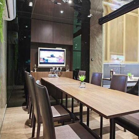 V Residence Serviced Apartment Bangkok Exteriör bild