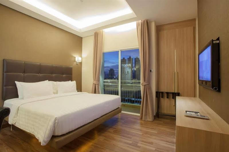 V Residence Serviced Apartment Bangkok Exteriör bild