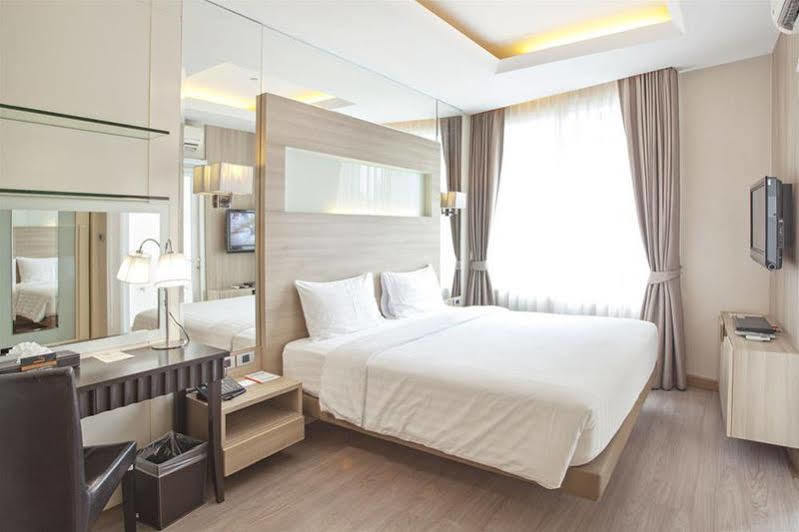 V Residence Serviced Apartment Bangkok Exteriör bild