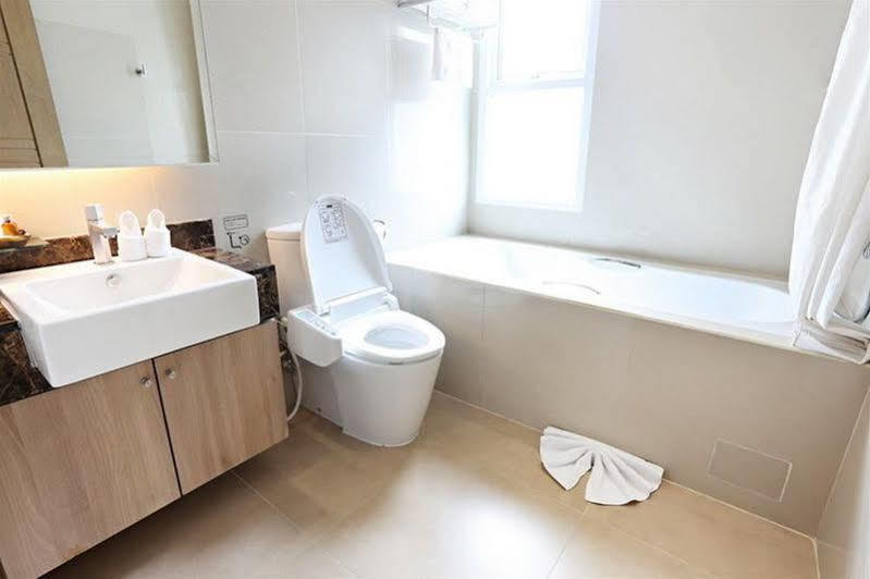 V Residence Serviced Apartment Bangkok Exteriör bild