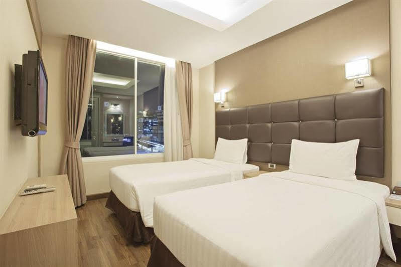 V Residence Serviced Apartment Bangkok Exteriör bild