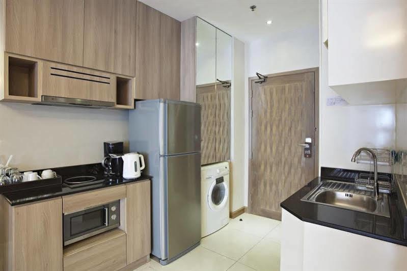 V Residence Serviced Apartment Bangkok Exteriör bild