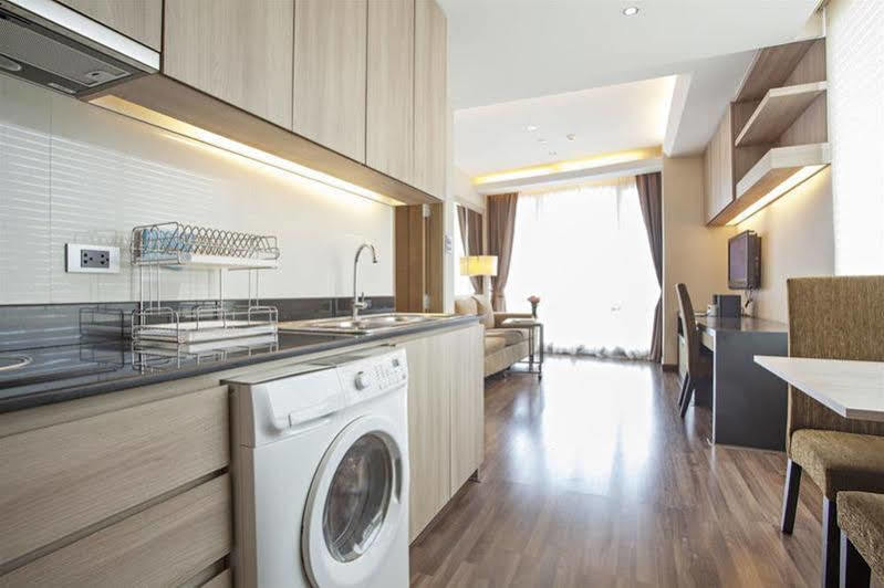 V Residence Serviced Apartment Bangkok Exteriör bild