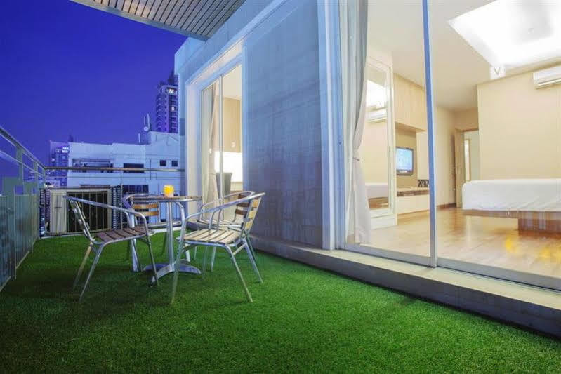 V Residence Serviced Apartment Bangkok Exteriör bild