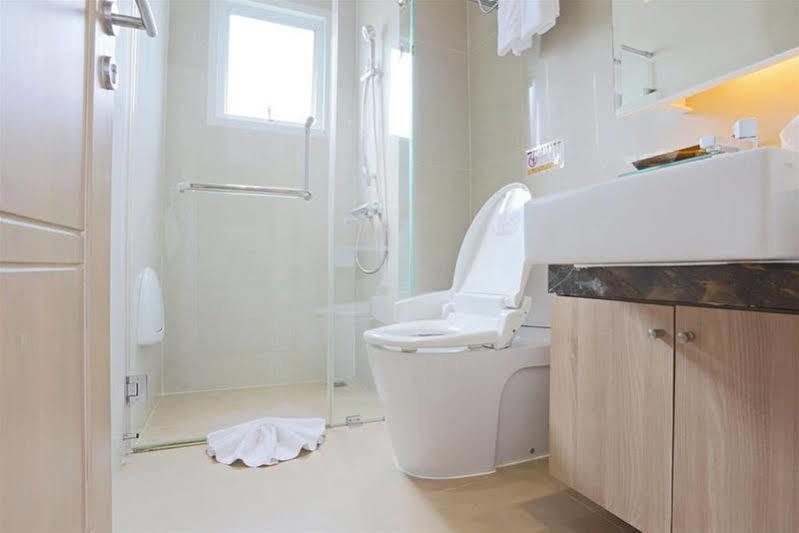 V Residence Serviced Apartment Bangkok Exteriör bild