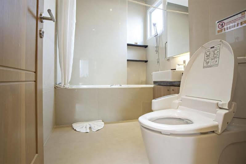 V Residence Serviced Apartment Bangkok Exteriör bild
