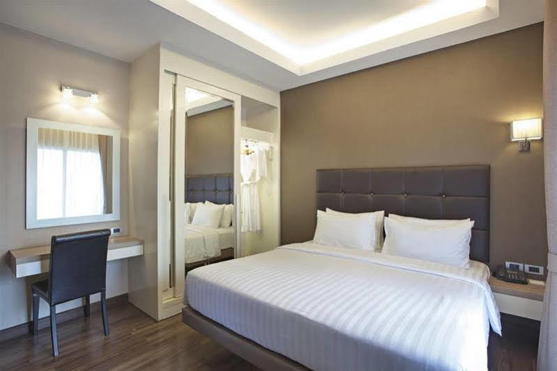 V Residence Serviced Apartment Bangkok Exteriör bild