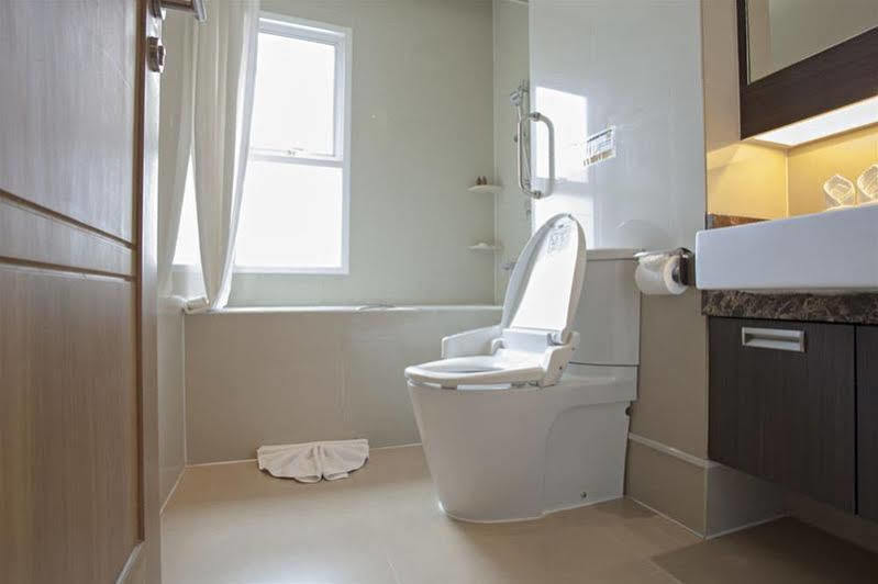V Residence Serviced Apartment Bangkok Exteriör bild