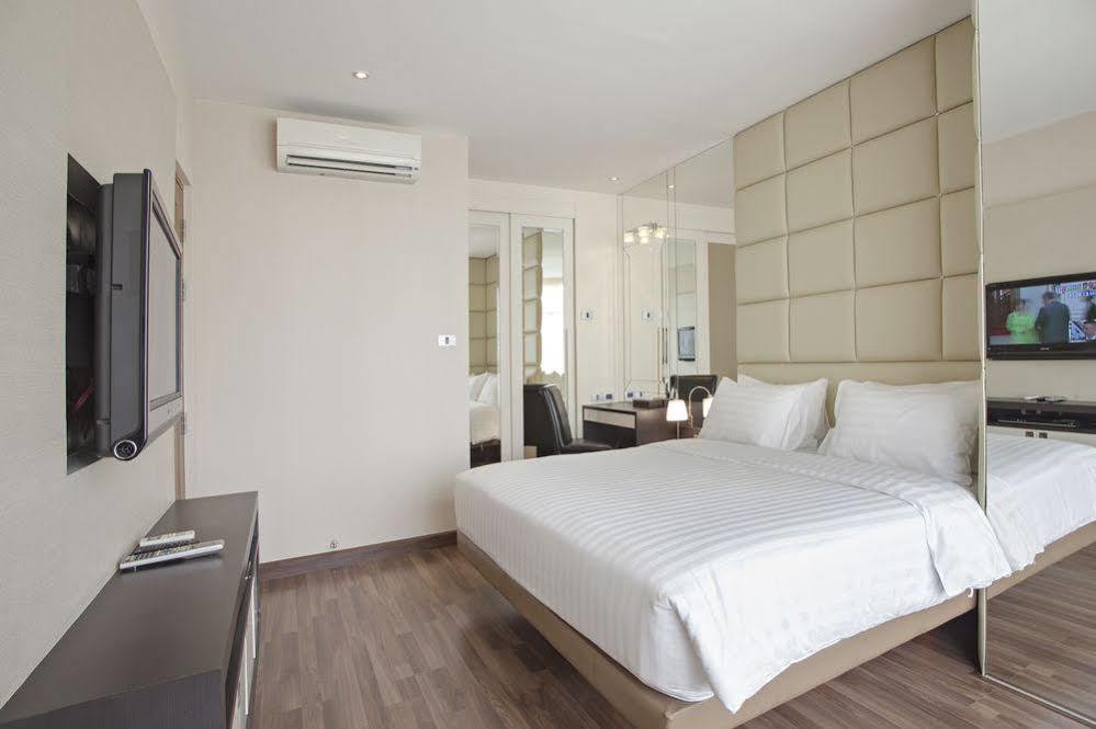 V Residence Serviced Apartment Bangkok Exteriör bild