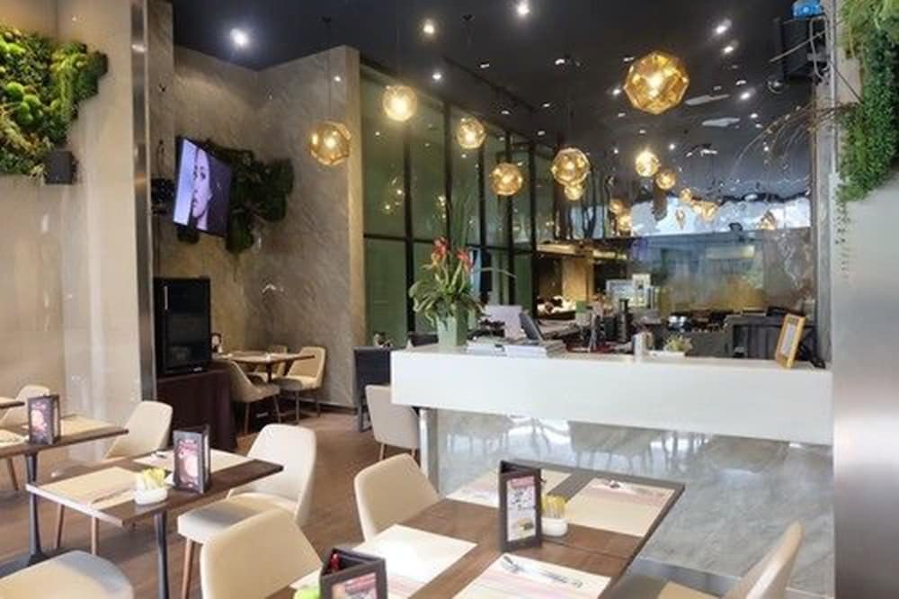 V Residence Serviced Apartment Bangkok Exteriör bild