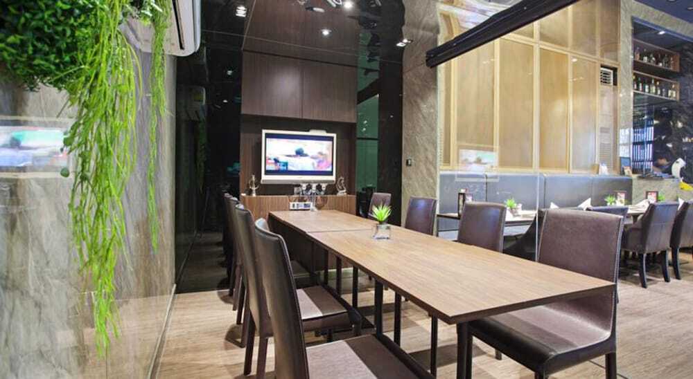 V Residence Serviced Apartment Bangkok Exteriör bild